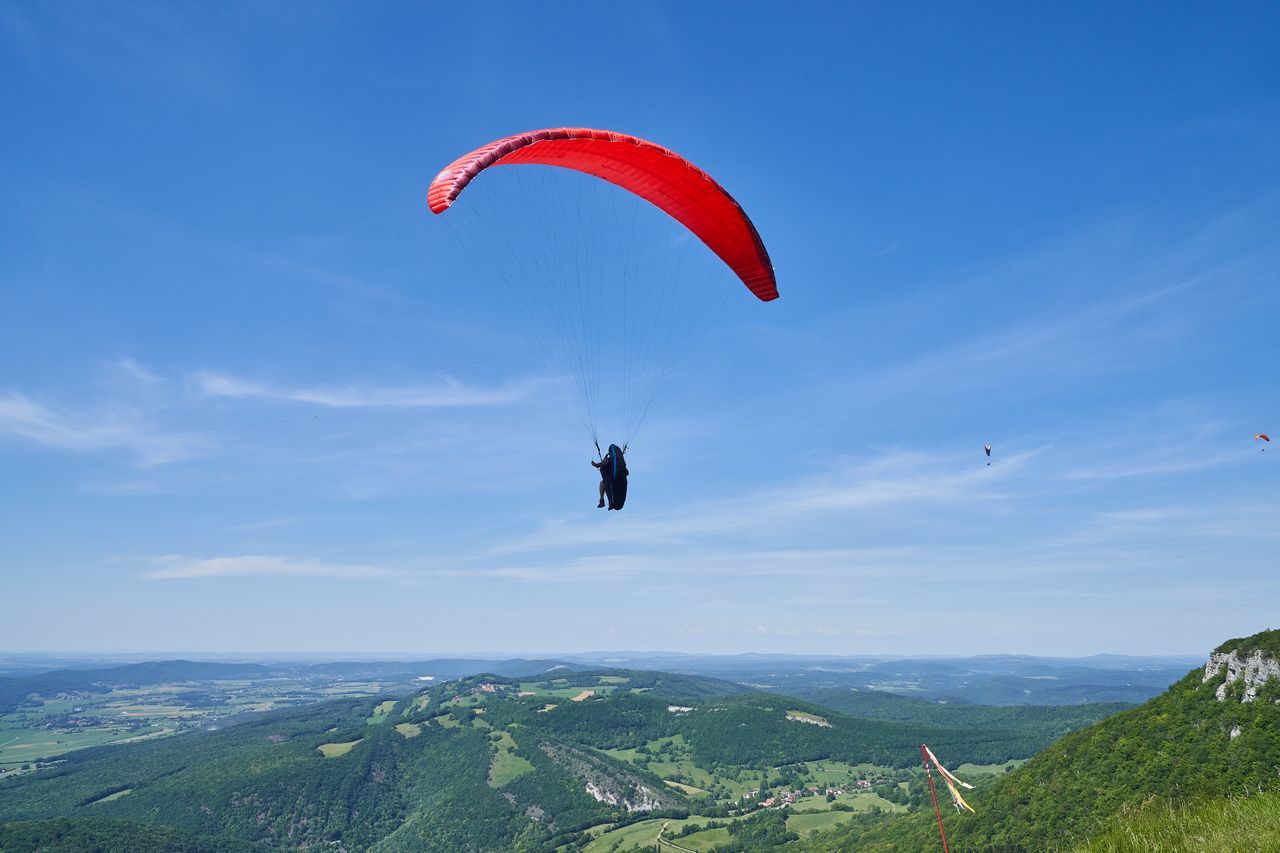 Entrainement de parapente sur le Mont Poupet près de Salins les